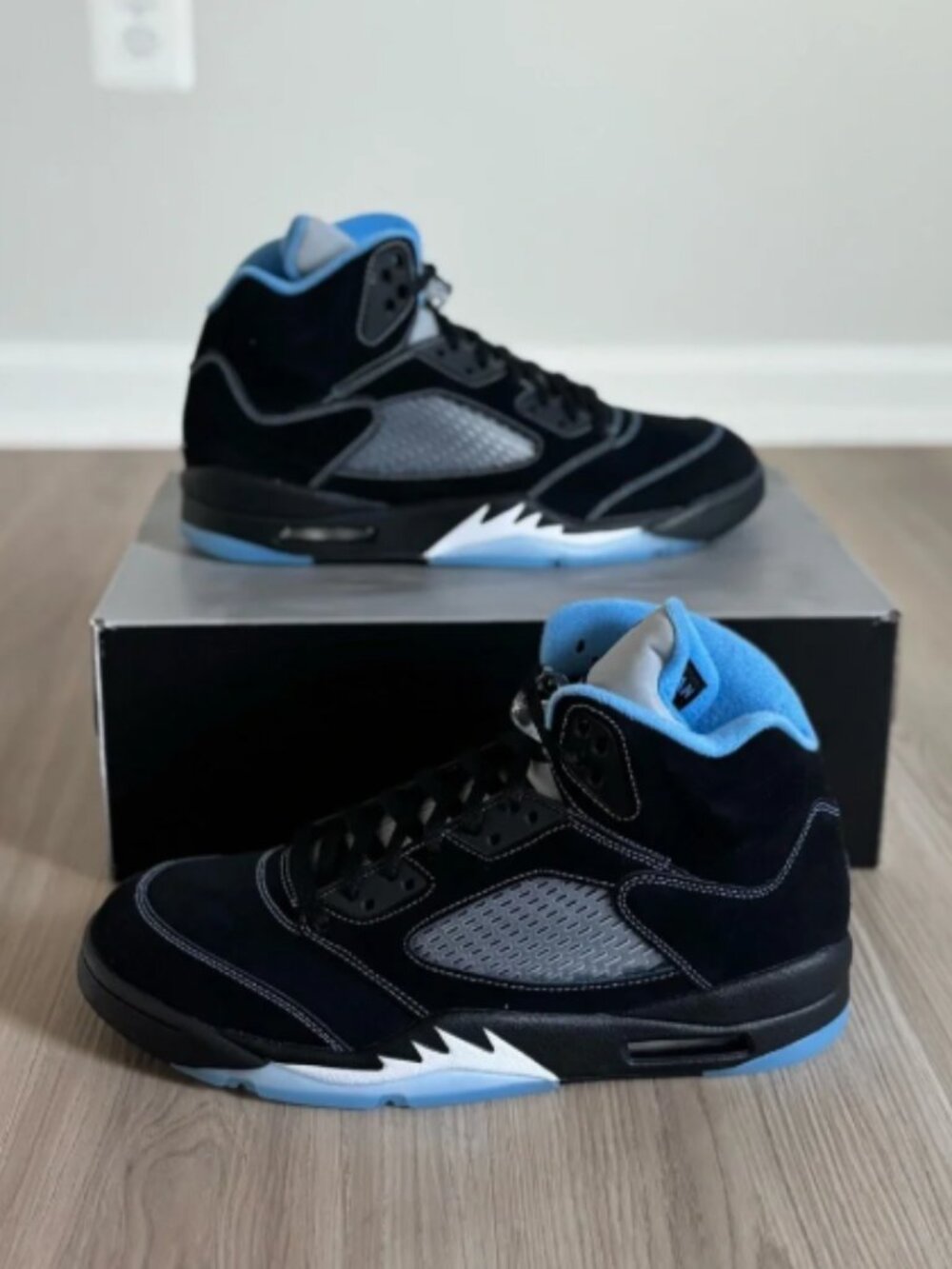 Jordan 5 Retro “Black University Blue”